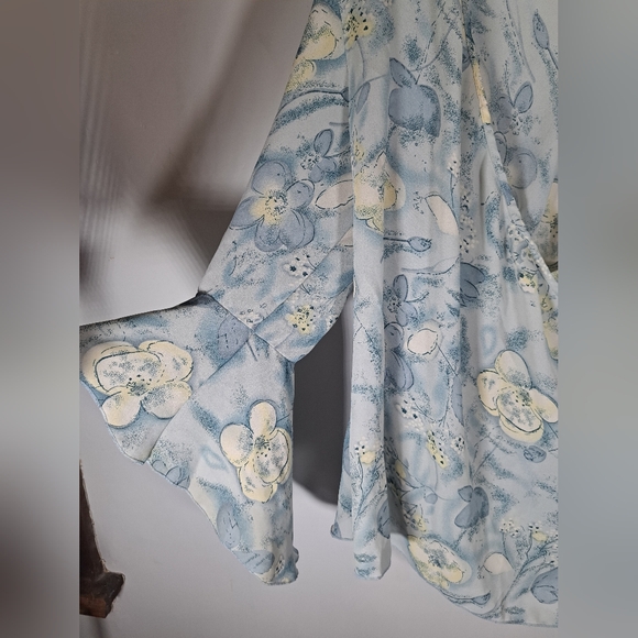 East West Vintage Baby Blue Floral Flowy Top Size Large Cross Front 3/4  Sleeve - Picture 2 of 10